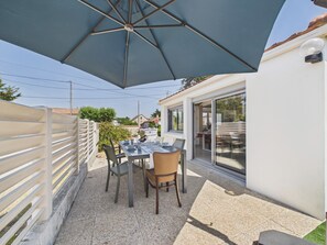 Outdoor dining - House for 6, garden, 30m from the sea (La Plaine-sur-Mer)
