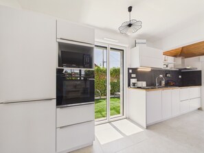 Coffee/tea maker, fridge, microwave, oven - House for 6, garden, 30m from the sea (La Plaine-sur-Mer)