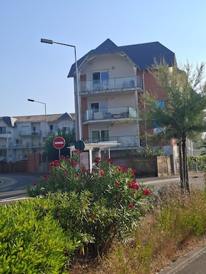 A multi-story residential building with balconies, a no-entry sign, and a street with a curb and sidewalk. - L'Amirauté   4/5 pers I Piscine I Parking inclus (Les Sables-d´Olonne)