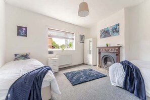WiFi, bed sheets - 3-Bedroom Contractor & Family House In Bristol (Saint Werburgh's)