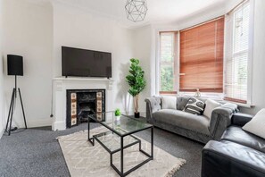 TV - 3-Bedroom Contractor & Family House In Bristol (Saint Werburgh's)