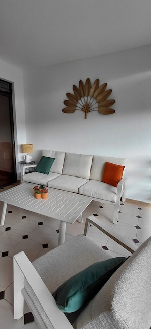Ein Wohnzimmer mit einer Couch, einem Couchtisch und einer Wanddekoration.