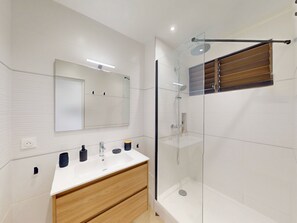 Dusche, Haartrockner, Handtücher, Toilettenpapier