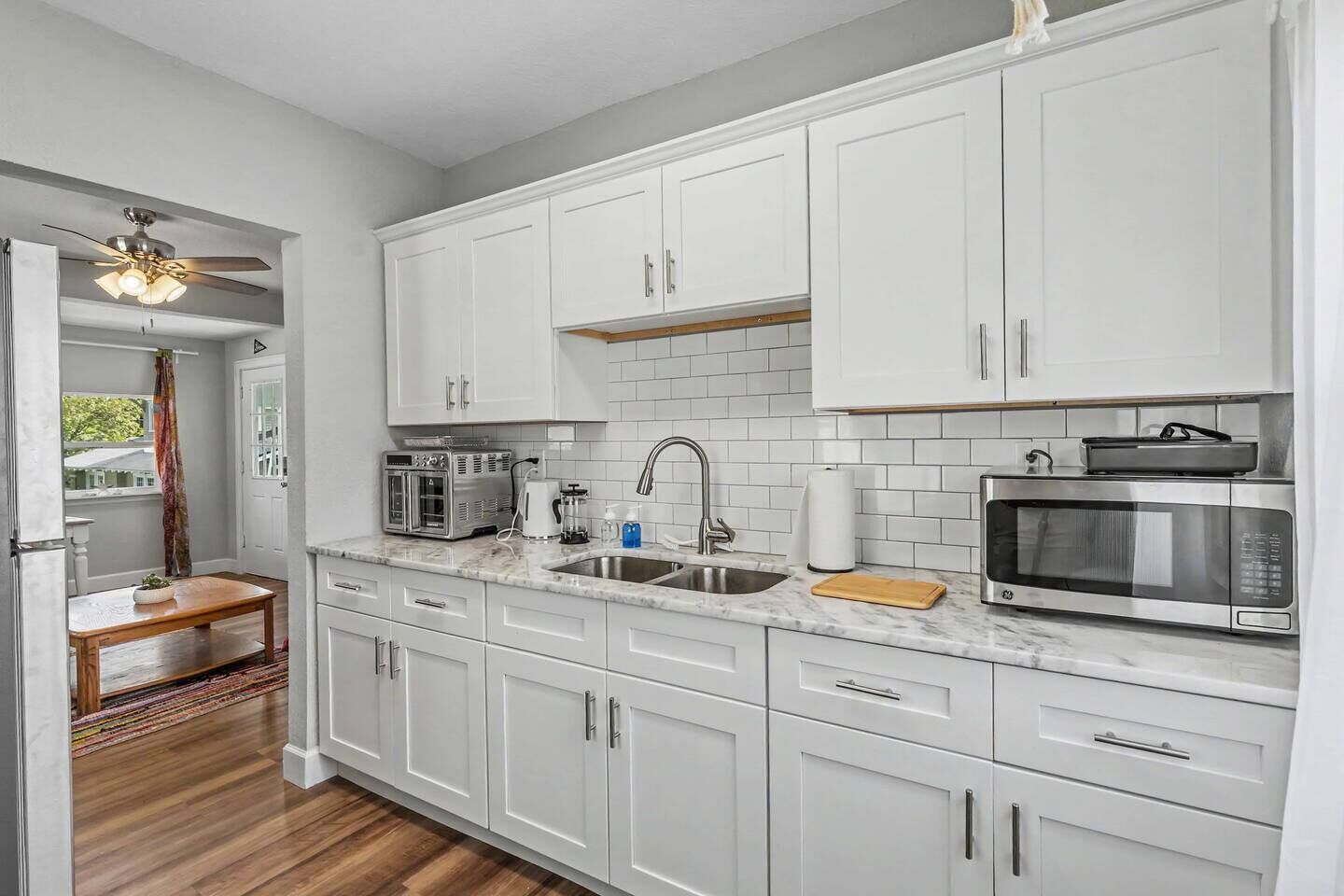 Coffee/tea maker, fridge, microwave, stovetop