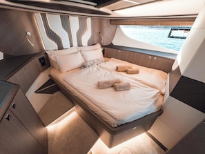 Ein gemütliches, helles Schlafzimmer mit Bett, Kissen und Handtüchern.