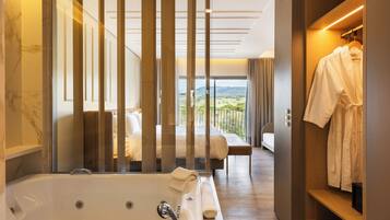 Un baño moderno con bañera, ducha y tocador. Una ventana grande ofrece vistas al exterior.
