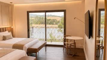 Suíte, 2 camas Queen, varanda | Minibar, in-room safe, laptop workspace, WiFi (free)