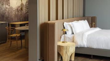 Un dormitorio moderno con cama, mesitas de noche, un escritorio y una silla.