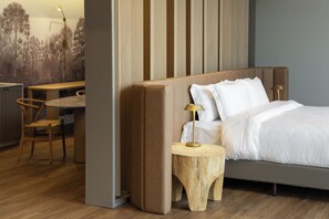 A modern bedroom with a bed, bedside tables, a desk, and a chair. - Montissi Resort Spa (Rancho Queimado)