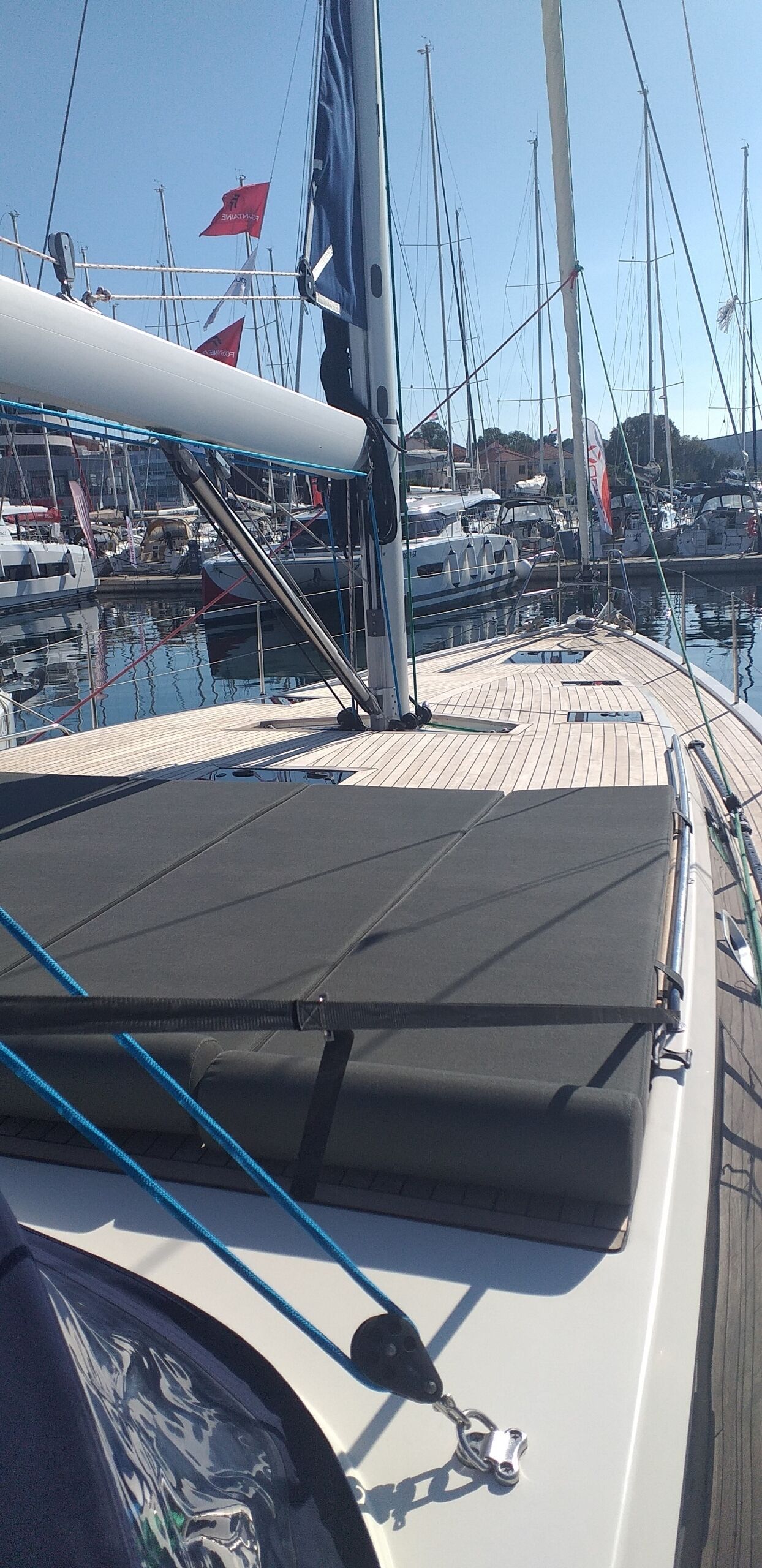 Ein Yachthafen mit mehreren dort vertäuten Segelbooten.