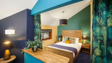 Golden Oak Hideaway Lochside Cabin - Pet friendly | 3 bedrooms, iron/ironing board (on request), bed sheets