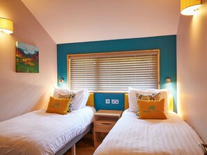 2 quartos, individualmente mobiliados, roupa de cama