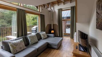 Studio (2 Bedrooms) | Front of property
