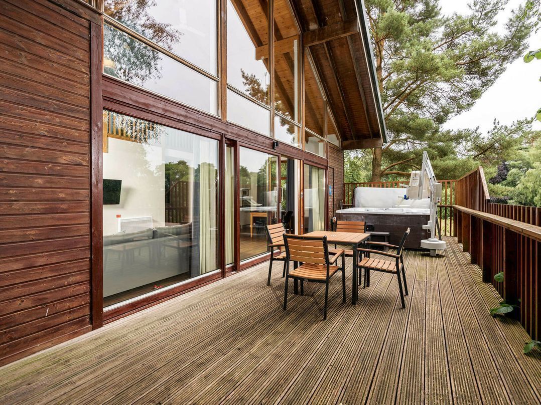 Studio (2 Bedrooms) | Front of property