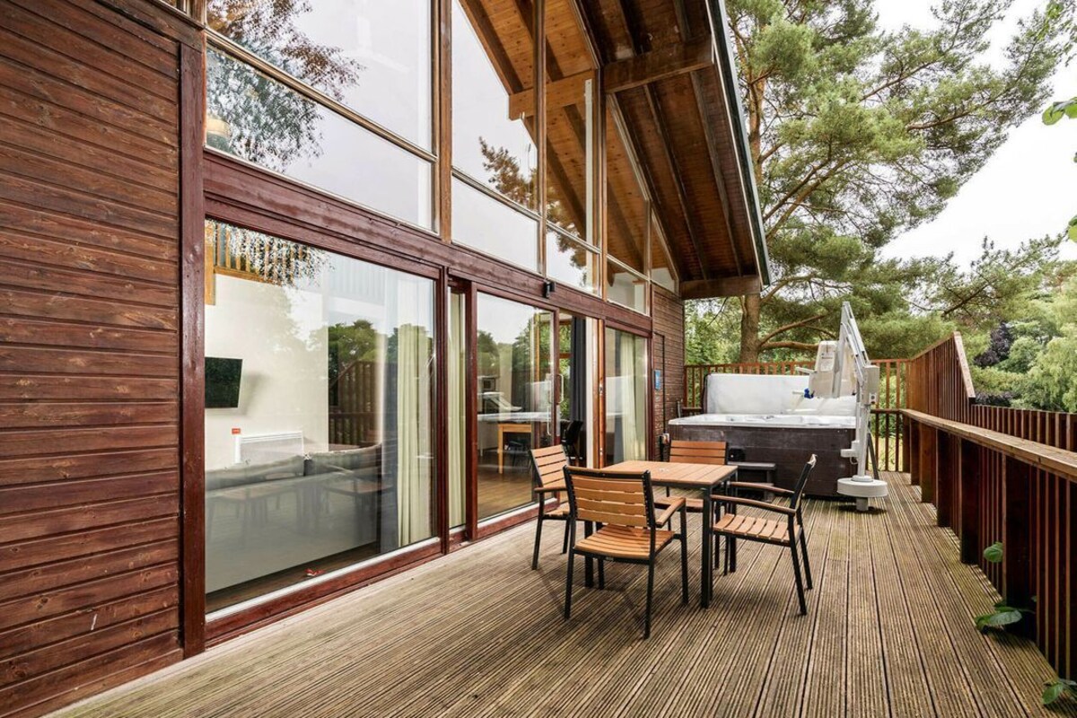 Studio (2 Bedrooms) | Front of property