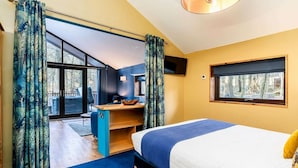 A bedroom with a bed, a desk, and a window. - Blackwood Forest - Forest Holidays (Winchester)