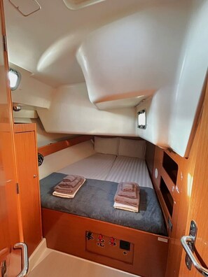 Room - Sun-Kissed Sailing Adventure in Islas Sarónicas (Alimos)