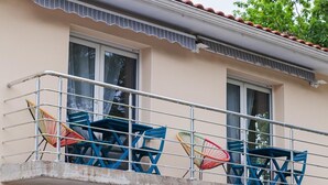 Ein Gebäude mit Balkon, Fenstern und Geländer.
