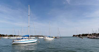 Sun-Kissed Sailing Adventure in Golfo de Morbihan, Brittany