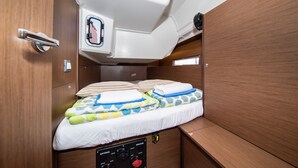 Ein kleines, gemütliches Häuschen mit einem Bett, einem kleinen Fenster und einer Bedienkonsole für die Schiffsanlage.