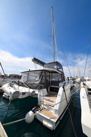 Ein Yachthafen mit mehreren dort angestuerten Booten, darunter ein Boot namens 'La Rochelle'.