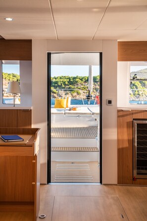 Ein modernes Interieur mit Blick auf das Deck und das Wasser.