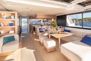 Ein modernes Interieur mit Essbereich, Sitzgelegenheiten und Meerblick.