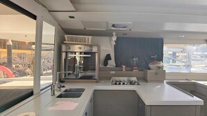 Cozinha moderna com pia, fogão e janela.