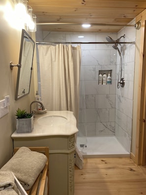 Een douche, een haardroger, handdoeken, zeep