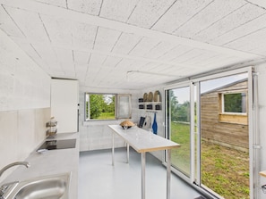 Coffee/tea maker, fridge, microwave, oven - House for 10 with large garden near beach (Guissény)