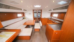 Een kleine kombuis met een eettafel, een bank en een klein kitchenette.