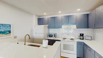 Coffee/tea maker, fridge, microwave, oven