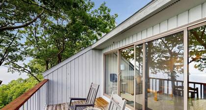 Condo in Glen Arbor with Lake Michigan sunset views, fireplace, deck, washer & dryer