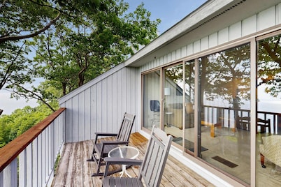 Condo in Glen Arbor with Lake Michigan sunset views, fireplace, deck, washer & dryer