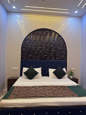 Desk, laptop workspace, iron/ironing board, free WiFi - Hotel Vedas Villa 15 mnt frm Ram Temple  (Ayodhya)