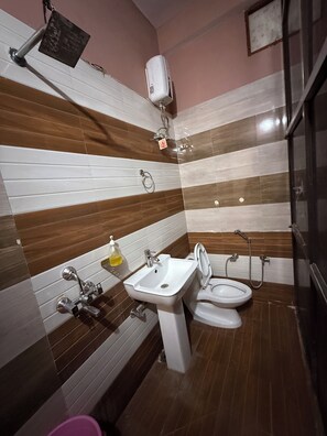 Shower, slippers, towels, soap - Hotel Vedas Villa 15 mnt frm Ram Temple  (Ayodhya)
