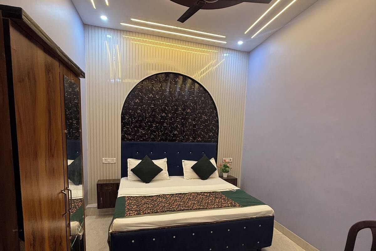 Double Room | Desk, laptop workspace, iron/ironing board, free WiFi