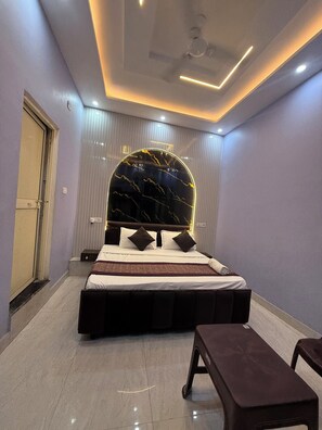Double Room - Hotel Vedas Villa 15 mnt frm Ram Temple  (Ayodhya)