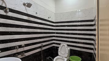 Douche, chaussons, serviettes fournies, savon