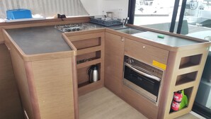 Eine kleine Küche mit Backofen, Spüle und Herd.