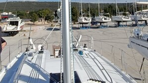 Cubierta de un velero con mástil, aparejo y diverso equipo.