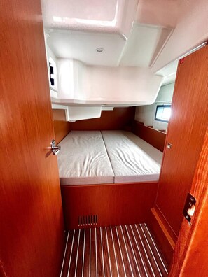 Ein kleines Häuschen mit Bett, Fenster und Tür.
