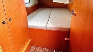 Una cabaña pequeña con una cama, un ventanal y una puerta.