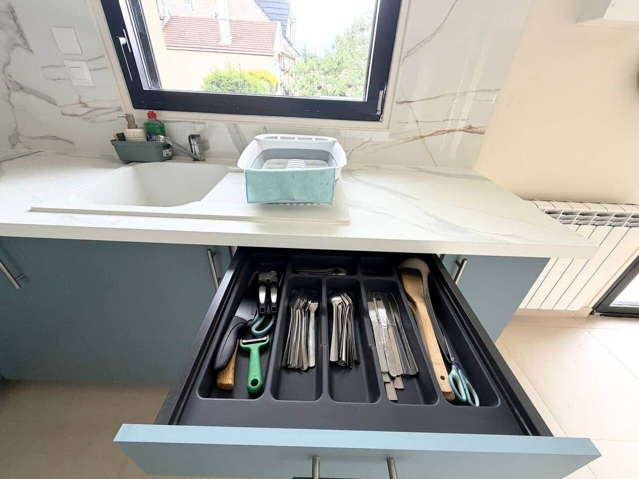 Kühlschrank, Mikrowelle, Herdplatte, Kochgeschirr/Geschirr/Besteck