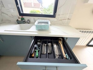 Fridge, microwave, stovetop, cookware/dishes/utensils - Qhome 7 - Bright 2-room apartment between Paris and Disney (Noisy-le-Grand)
