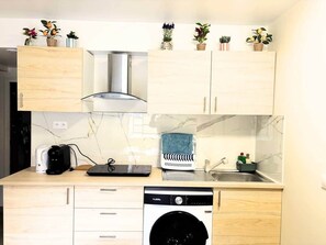 Køleskab, mikrobølgeovn, køkkentøj/tallerkener/redskaber