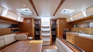 En lyxig inredning på en yacht med ett matområde, sittplatser, ett kök och en byssa.