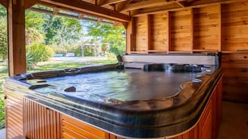 Bañera de hidromasaje al aire libre