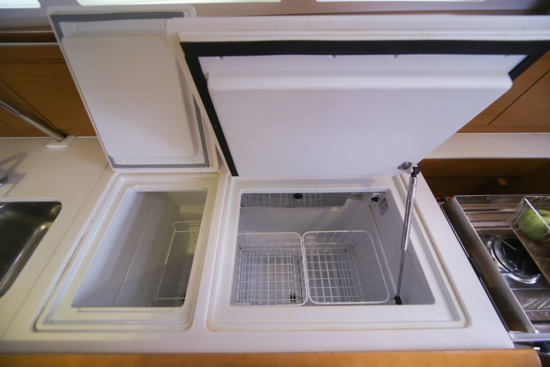 Una cocina equipada con lavavajillas, un fregadero y una estufa.