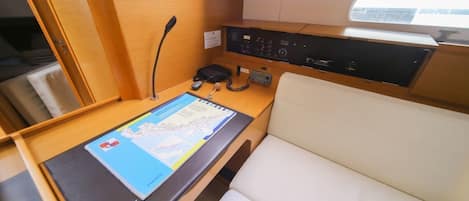 Un panel de control con un mapa, un reloj y un teléfono.